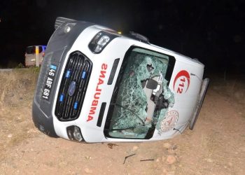 Ambulans şarampole devrildi: 5 kişi yaralandı