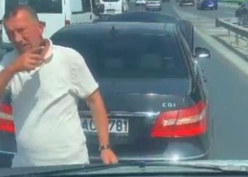 Ambulansın önünü kesip içine bakmak isteyen bireye ceza