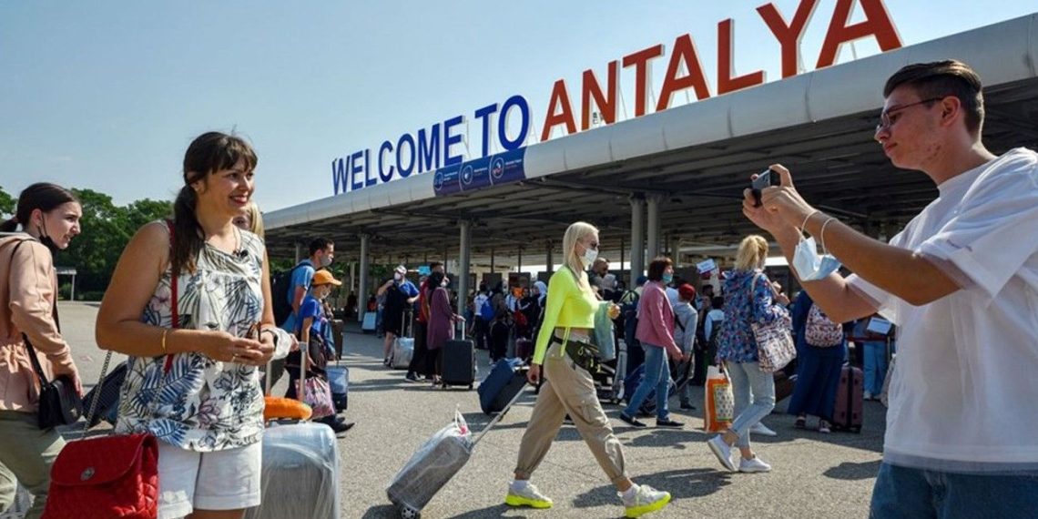 Antalya Havalimanı’nda uçak ve yolcu trafiğinde rekor kırıldı