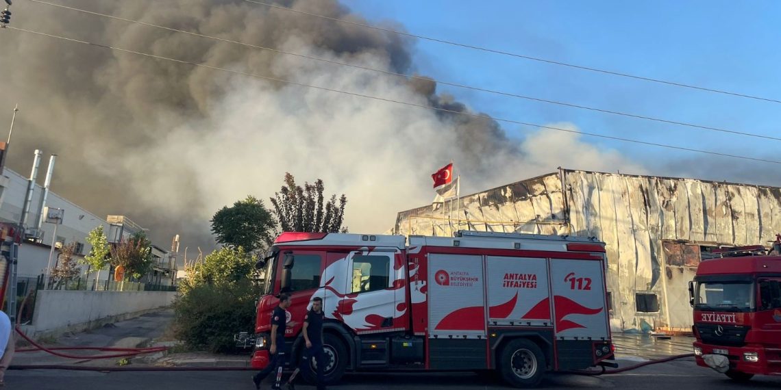 Antalya’da besin fabrikasında yangın çıktı