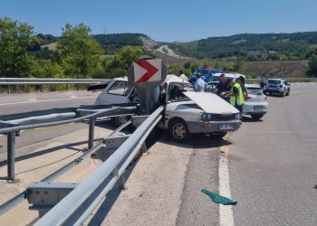 Araba bariyere saplandı: 1 meyyit