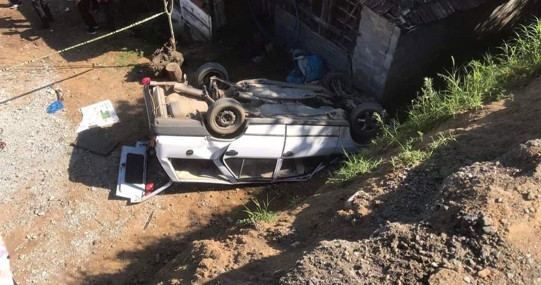 Araba meskenin bahçesine düştü: 3 meyyit, 2 yaralı