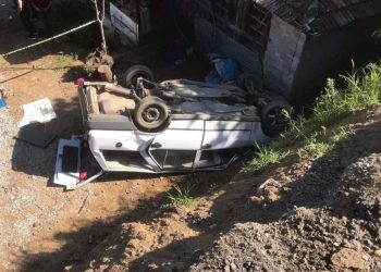 Araba meskenin bahçesine düştü: 3 meyyit, 2 yaralı