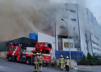 Arnavutköy’de sanayi bölgesinde fabrika yangını