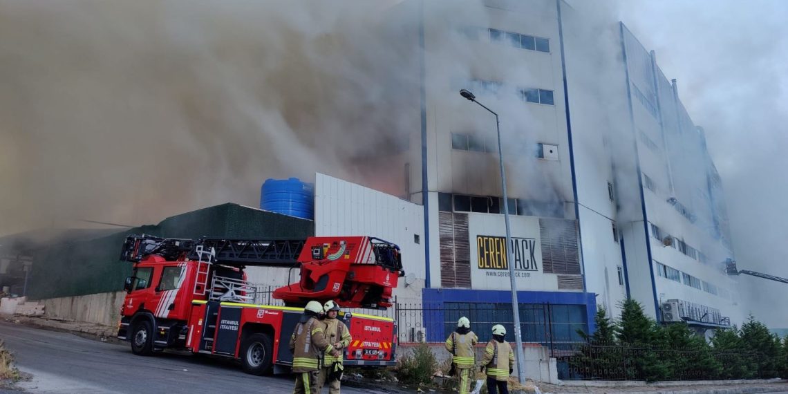 Arnavutköy’deki fabrika yangını 20 saat sonra söndürüldü