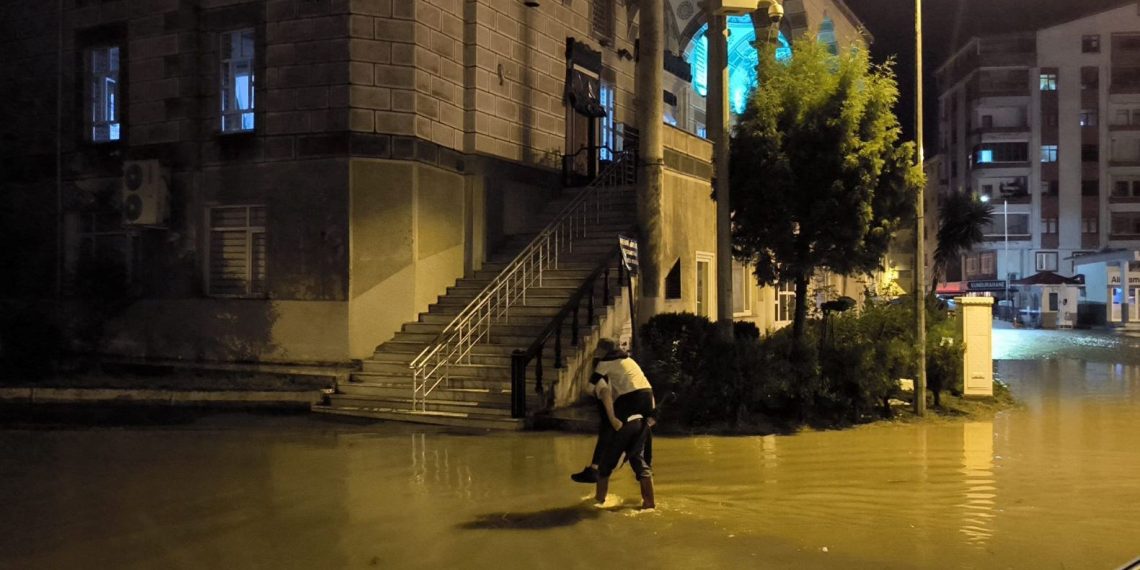 Artvin’in Arhavi ilçesinde yollar göle döndü: Meteorolojiden kuvvetli yağış uyarısı