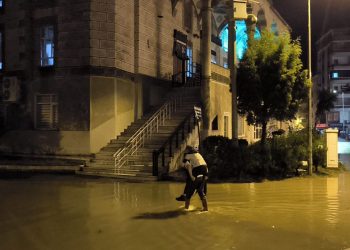 Artvin’in Arhavi ilçesinde yollar göle döndü: Meteorolojiden kuvvetli yağış uyarısı