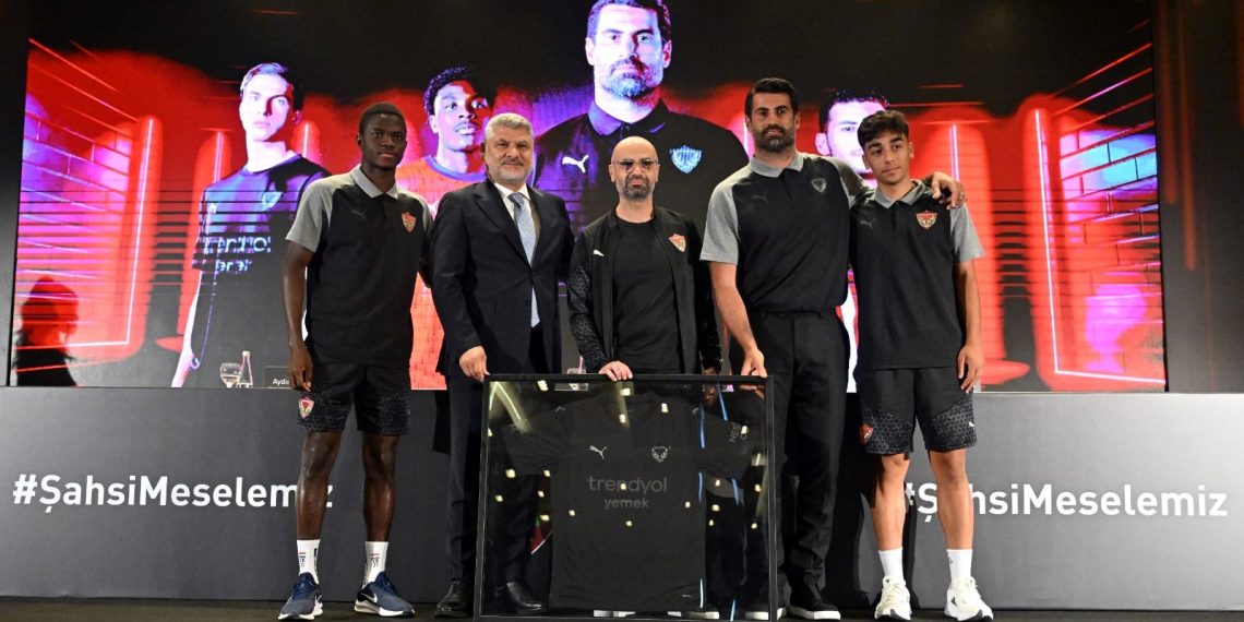 Atakaş Hatayspor’un formaları tanıtıldı: Siyah forma 6 Şubat’ı temsil ediyor