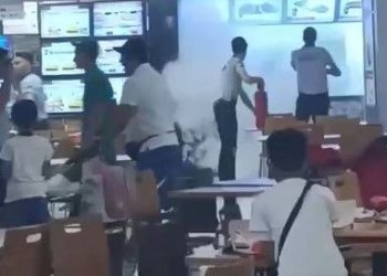 AVM’de yangın: Vatandaşlar yemeklerini bırakıp kaçtı