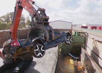 Avustralya’da sürat hududunu aşan kişinin aracı parçalandı