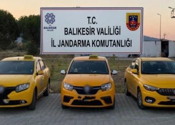Ayvalık’ta taksici kılığındaki göçmen kaçakçıları yakalandı
