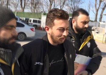 Babasını öldürüp kredi kartıyla kız arkadaşına altın almış