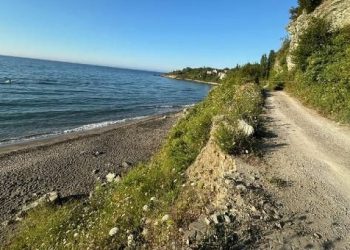 Bartın’da plaja kaya modülleri düştü