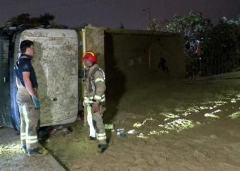 Başakşehir’de hafriyat kamyonu devrildi: 1 yaralı