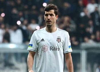 Beşiktaş, Cenk Tosun ve Salih Uçan’ın mukavelelerinde düzgünleştirmeye gidiyor