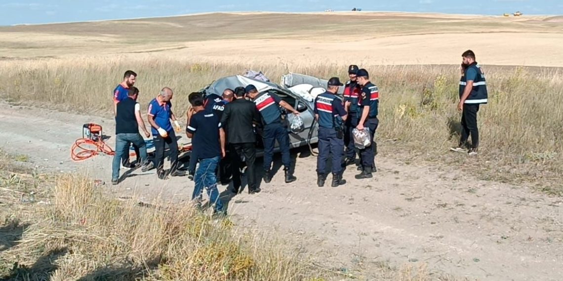 Beton mikseri arabaya çarptı: 2 meyyit