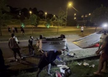 Beykoz’da bariyerlere çarpan araba takla attı: 2 kişi yaralandı