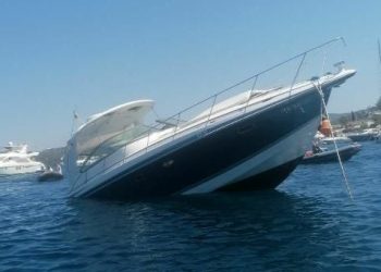 Bodrum’da 11 metrelik motoryat battı