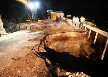 Bodrum’da içme suyu isale çizgisinde patlama: Yol çöktü