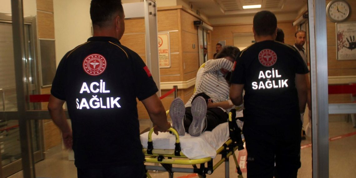 Boşanma evresindeki eşini tüfeğin dipçiğiyle yaralayıp, rehin aldı