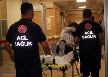 Boşanma evresindeki eşini tüfeğin dipçiğiyle yaralayıp, rehin aldı