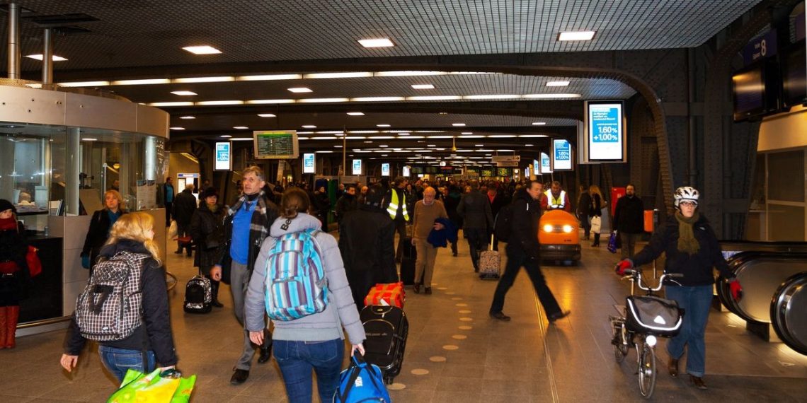 Brüksel Havalimanı’na inenler saatlerce kuyrukta bekliyor