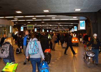 Brüksel Havalimanı’na inenler saatlerce kuyrukta bekliyor