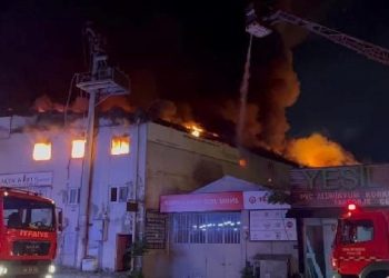 Bursa’da 3 katlı ahşap kapı fabrikasında yangın