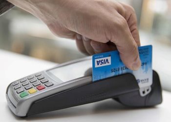 Çaldığı kartı sahibinin dükkanında kullanırken yakalandı