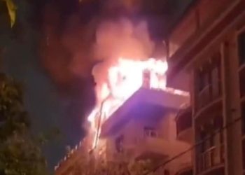 Çekmeköy’de 5 katlı binanın çatı katında yangın