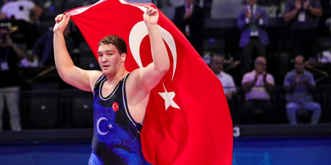 Cemal Yusuf Bakır, 110 kiloda dünya şampiyonu oldu