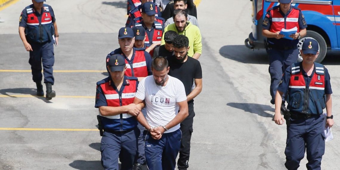 Çiftlik sahibini bağlayıp hayvanlarını ve paralarını çaldırlar