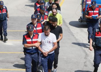 Çiftlik sahibini bağlayıp hayvanlarını ve paralarını çaldırlar