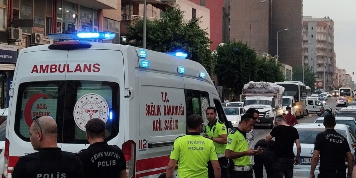 Çocuklarını odaya kilitleyip eşini 5 yerinden bıçakladı