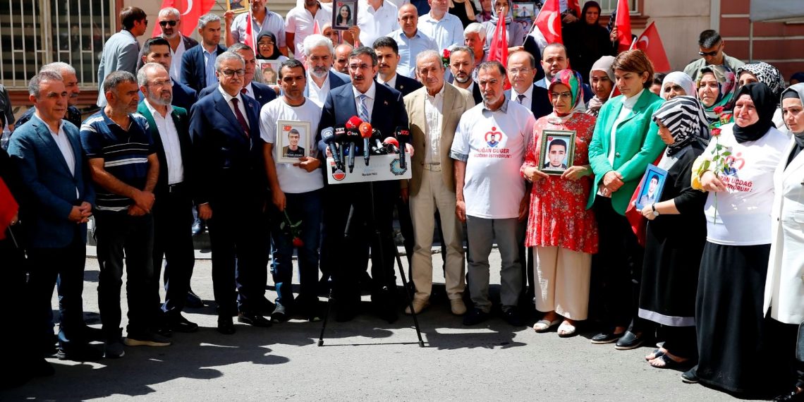 Cumhurbaşkanı Yardımcısı Yılmaz’dan, Diyarbakır annelerine ziyaret