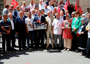 Cumhurbaşkanı Yardımcısı Yılmaz’dan, Diyarbakır annelerine ziyaret