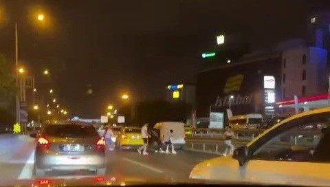 D-100’de taksi sürücüsünü dövdüler