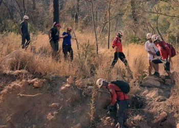Dağda mahsur kalan iki turisti AKUT kurtardı