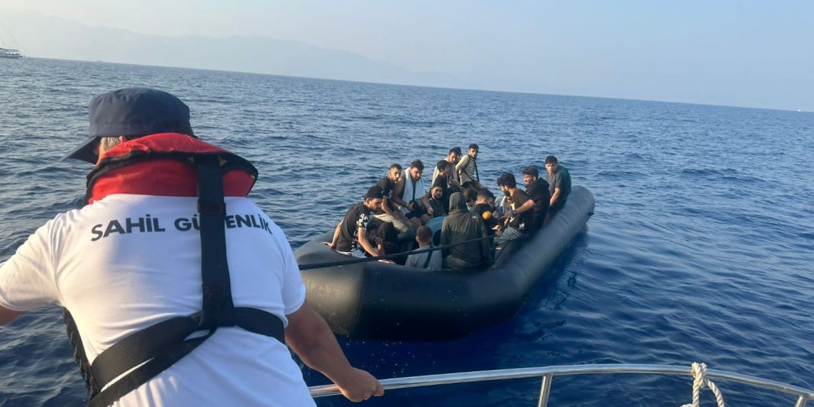 Datça açıklarında 23 kaçak göçmen kurtarıldı