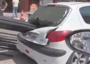 Demir borular arabanın camına ok üzere saplandı