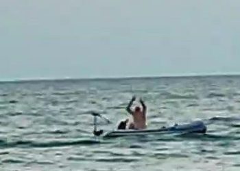 Denizin ortasında etraftakilere aldırış etmeden bayanı dövdü