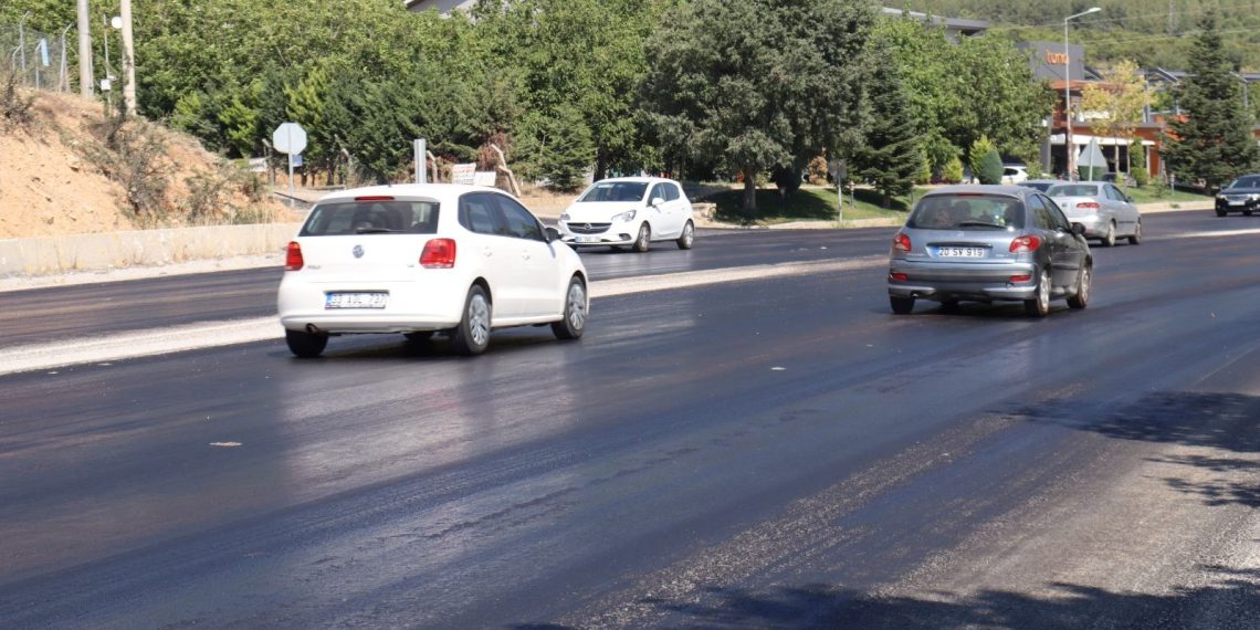 Denizli’de çok sıcaklarda yolun tabanındaki asfalt eridi