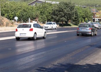 Denizli’de çok sıcaklarda yolun tabanındaki asfalt eridi