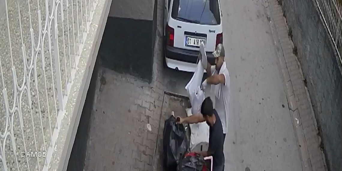 Depremzedenin eşyalarını seyyar satış otomobiline yükleyip çaldılar