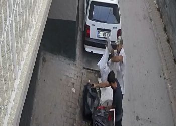 Depremzedenin eşyalarını seyyar satış otomobiline yükleyip çaldılar