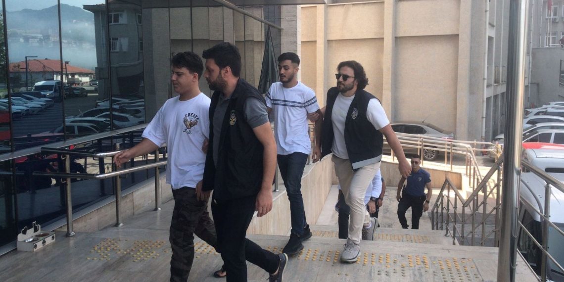 Diğerine ait otomobili satmak isterken yakalandılar