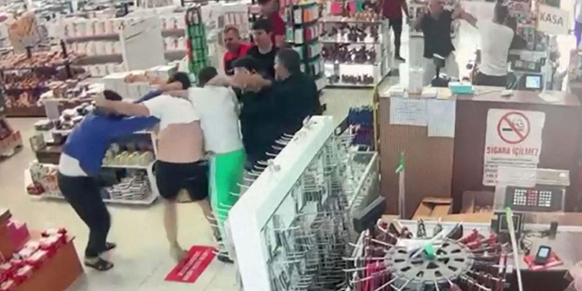 Dinlenme tesisinde fiyatsız yemek arbedesi: 6 yaralı, 20 gözaltı