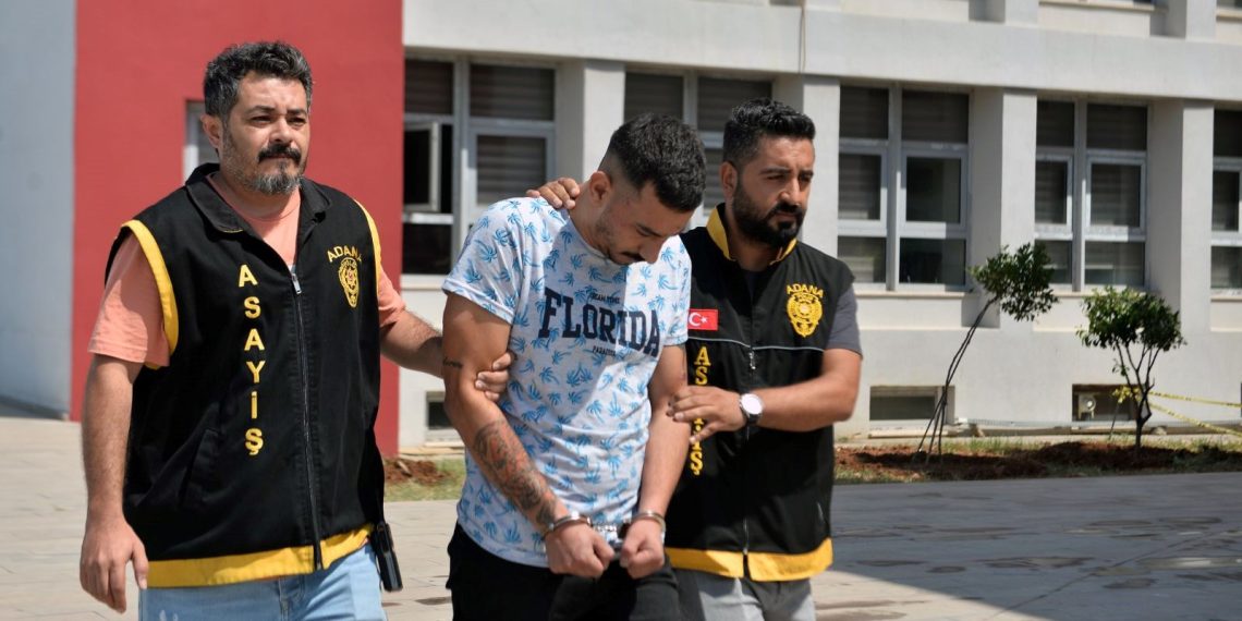 Dolmuş sürücüsünü eşine ileti attığı için öldürdü