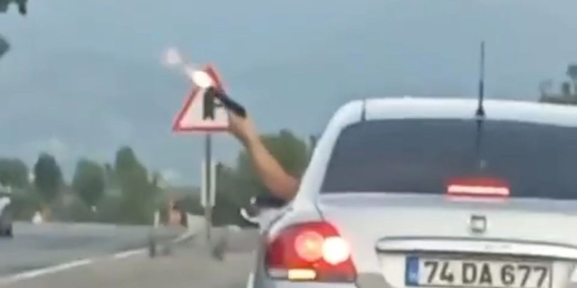 Düğün konvoyunda şoför havaya ateş açtı, yolcu telefonla kaydetti