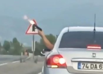 Düğün konvoyunda şoför havaya ateş açtı, yolcu telefonla kaydetti